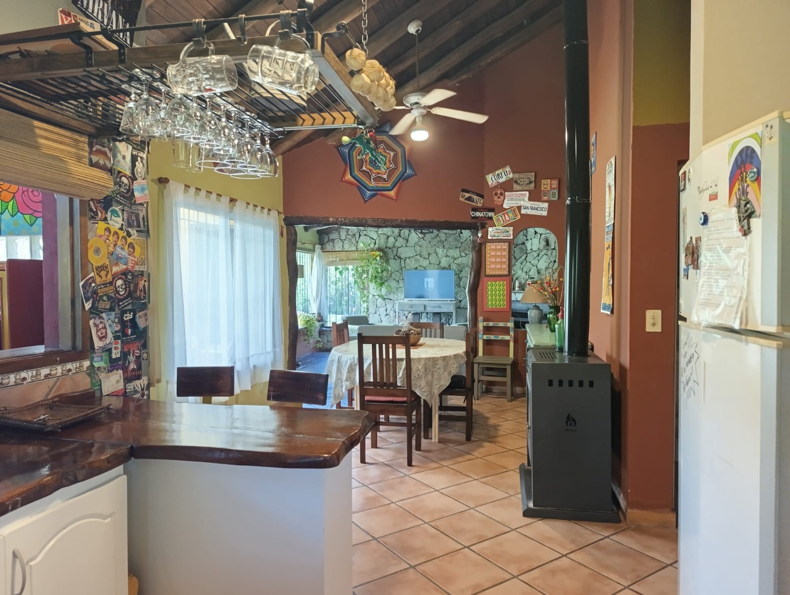 vista cocina comedor y living
